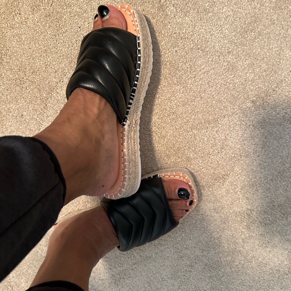 Gianni Binni Stylish and Comfortable pair of Slip-Ons that you’ll enjoy wearing!